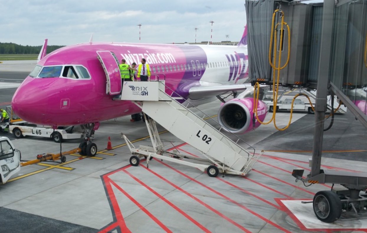 Wizz air авиакомпания сайт. Венгерский лоукостер Wizz Air. Wizz Air места. Wizz Air half Marathon 2023.