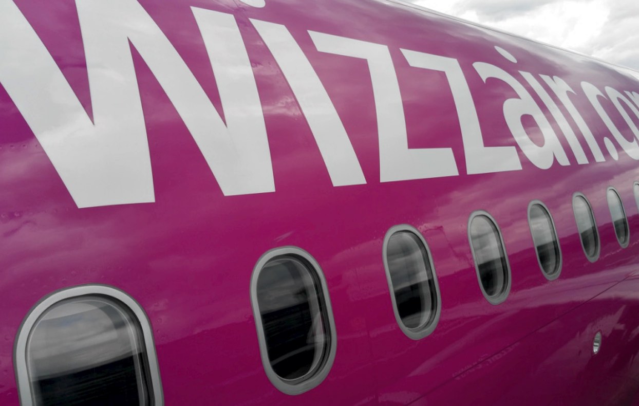 W iz. Венгерская авиакомпания Wizz Air. Визэйр авиабилеты. Wizz Air салон. Wizz фото.